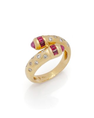 une bague en or sertie d'un rubis et de diamants