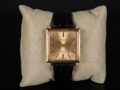 une photo d'une montre-bracelet posée sur un oreiller