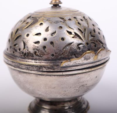 une boîte ancienne en argent, munie d'un couvercle et ornée d'un motif décoratif