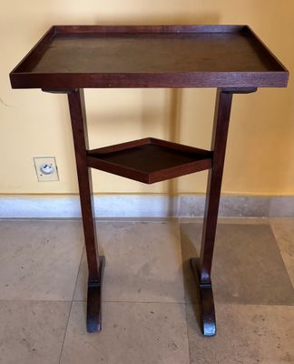 une petite table en bois surmontée d'une étagère