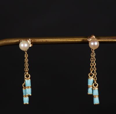 une paire de boucles d'oreilles en or et turquoise ornées de perles