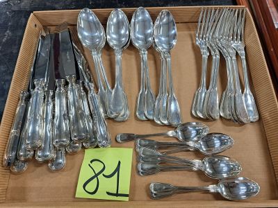 de nombreuses cuillères et fourchettes dans une boîte posée sur la table