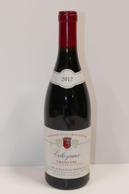 une bouteille de vin posée sur une table