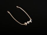 un collier en argent orné de pierres bleues sur fond noir