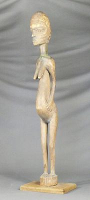 Grande statuette en bois mi-lourd à patine naturelle figuran…