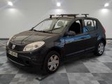 la photo d'une petite voiture noire garée dans un garage