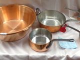 le nombre de casseroles et de poêles qui se trouvent sur une table