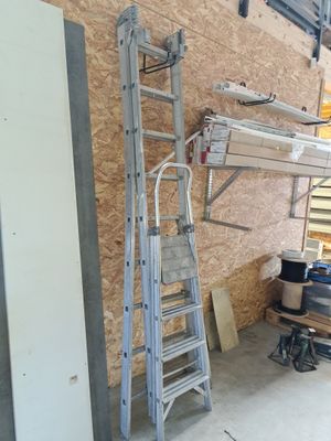 une échelle appuyée contre un mur dans un garage