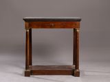 une petite table en bois avec un plateau en marbre sur fond gris