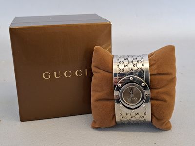GUCCI modèle "Twirl" Montre bracelet de dame en acier, boîti…
