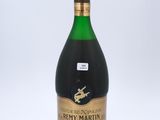 une bouteille vide d'Army Martini sur fond blanc