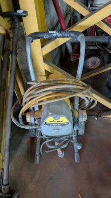 une machine qui se trouve dans un garage