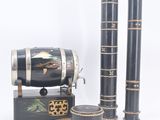 trois vases cylindriques décorés de noir et d'or et un vase cylindrique noir et or