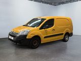 La camionnette jaune est garée dans une grande pièce blanche.
