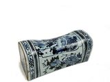 un vase bleu et blanc orné d'un oiseau