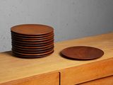 une pile d'assiettes posée sur une commode en bois