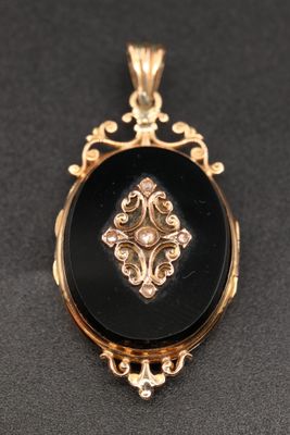 un cadenas noir et doré orné d'une croix