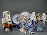 de nombreux types de vases et d'assiettes sur la table