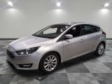 la voiture argentée est garée sur un carrelage à carreaux