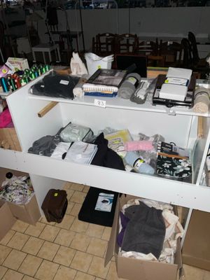 un bureau blanc sur lequel se trouvent de nombreux objets
