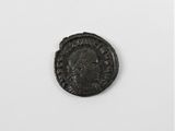 une pièce de monnaie ancienne sur laquelle figure le portrait d'un homme