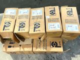 Plusieurs cartons sont empilés les uns sur les autres sur un trottoir