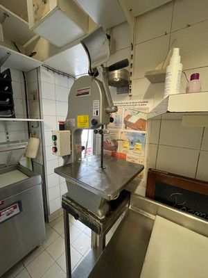 une cuisine équipée d'un évier, d'une cuisinière et d'un lave-vaisselle