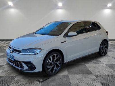 une Volkswagen e-Golf blanche garée dans une pièce au sol à carreaux