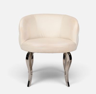 un fauteuil en cuir blanc aux pieds chromés sur fond blanc