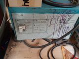 une machine posée sur une table
