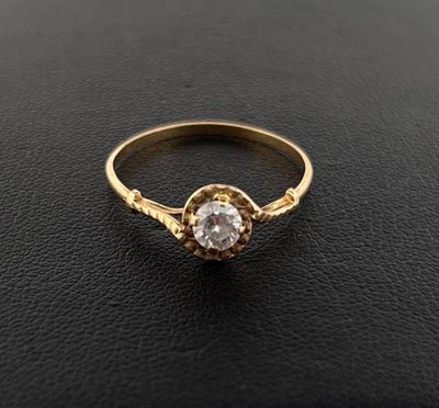 Bague en or jaune 750 millièmes sertie d'une pierre blanche …