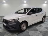 la voiture blanche est garée dans une pièce au sol en damier