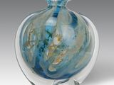 un vase en verre orné d'un motif bleu et blanc