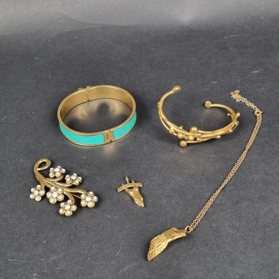trois bijoux, à savoir une bague, un bracelet et un collier