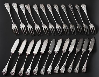 beaucoup de fourchettes et de couteaux sur une table noire
