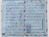 une vieille lettre affranchie, posée sur une feuille de papier