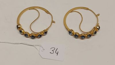 deux paires de boucles d'oreilles créoles en or ornées de pierres bleues