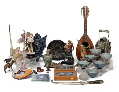 un grand nombre d'objets posés sur une surface blanche