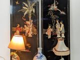 une lampe posée à côté d'un tableau accroché au mur