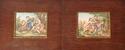 deux tableaux accrochés au mur d'une pièce