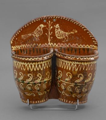 paire de vases décoratifs ornés d'oiseaux, posés sur un socle