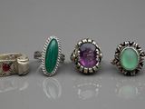 un ensemble de cinq bagues et une bague sertie d'une pierre