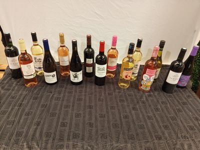 Lot de 70 bouteilles alcoolisées comprenant : du vin rouge, … - Photo 1