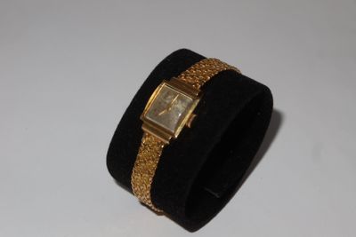 montre-bracelet avec bracelet en velours noir et lunette dorée