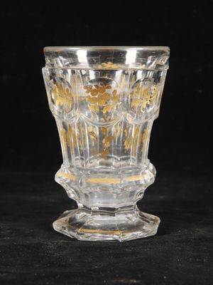 une image représentant un vase en verre sur fond noir