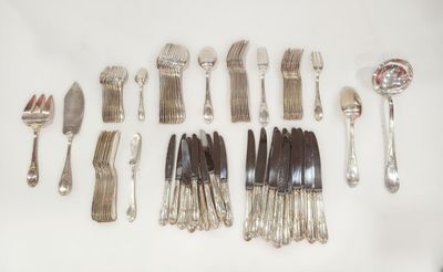 beaucoup d'argenterie sur une table blanche