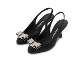 une paire de chaussures noires avec un nœud au talon