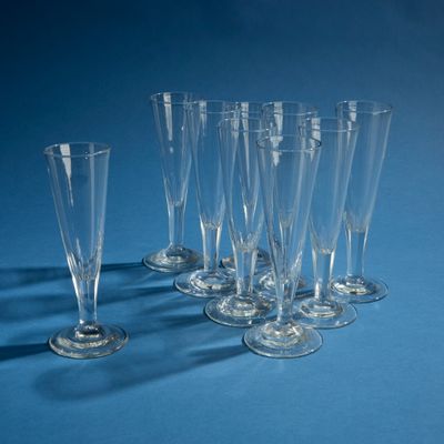 Suite de neufs flûtes à Champagne en verre cristallin (un éc…