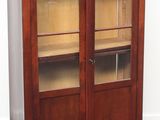 une image d'une armoire en bois avec des portes en verre