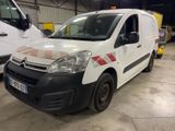 une camionnette blanche garée dans un garage